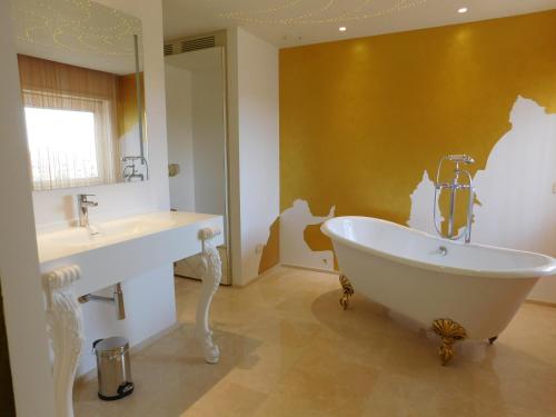 room detail thumbnail 2