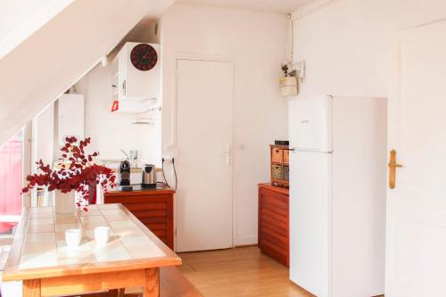 Apartment with balcony under the roofs of Paris - image 5