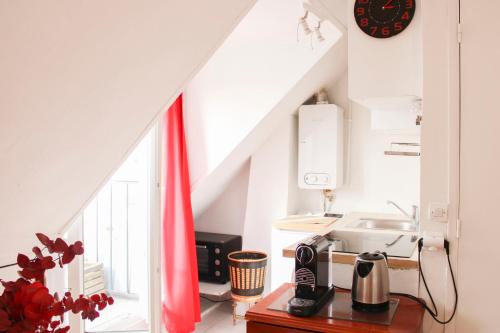 Apartment with balcony under the roofs of Paris - image 14