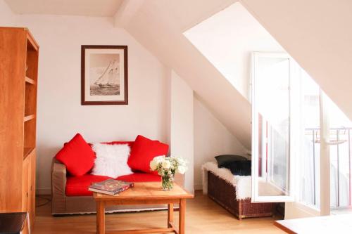 Apartment with balcony under the roofs of Paris - image 6
