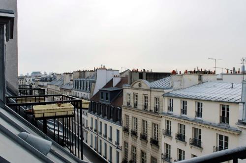 Apartment with balcony under the roofs of Paris - main image