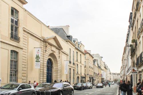 Apartment with balcony under the roofs of Paris - image 8