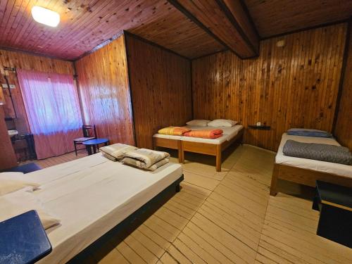 2 double beds, 1 twin bed