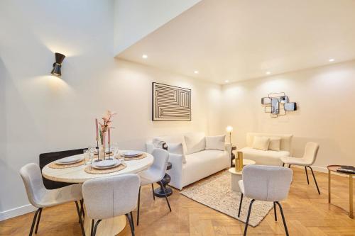 Apartment Center of Paris by Studio prestige, París