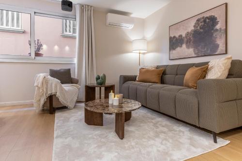 Loft with Home Cinema, Modern Apartment Just Minutes from Monaco