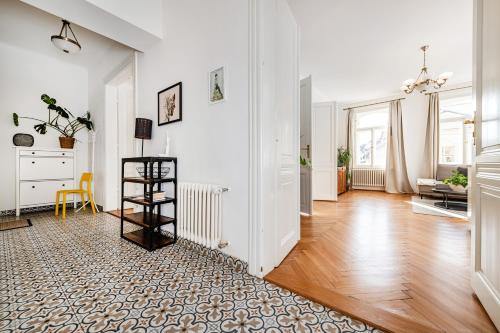 Charming Apartment In Famous Area - image 12