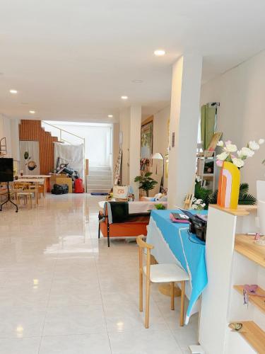 room detail thumbnail 2