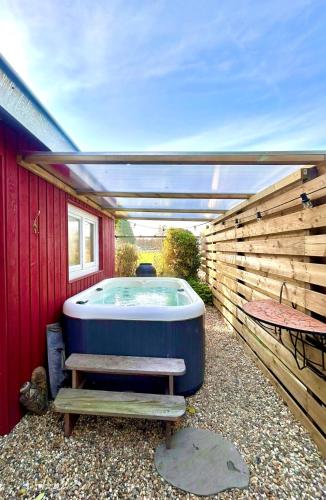 New Charming Scandinavian eco house with garden and jacuzzi in Boerhaavewijk