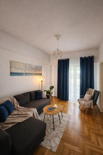 Elegant Apartment near Acropolis Walk to Plaka & Metro, Ateny