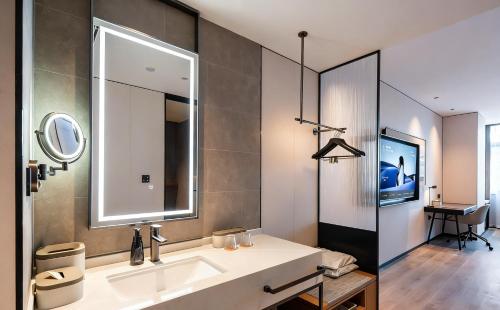 Atour Hotel Qingdao Zhanqiao Zhongshan Road - image 3