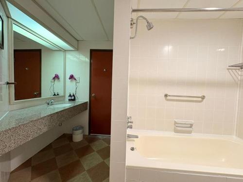 room detail thumbnail 2