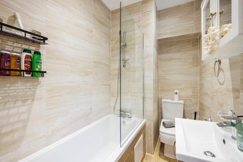 Modern 1-Bed in West Kensington Near Tube - image 13