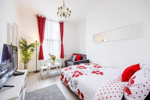 Modern 1-Bed in West Kensington Near Tube - image 4