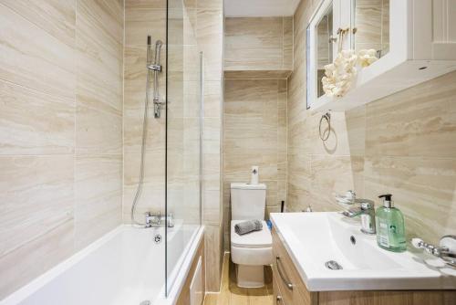 Modern 1-Bed in West Kensington Near Tube - image 7