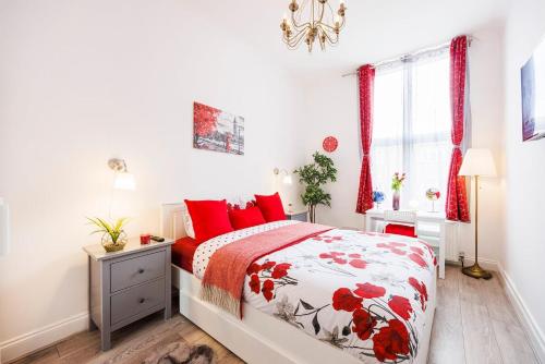 Modern 1-Bed in West Kensington Near Tube - image 12