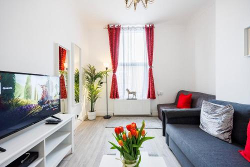 Modern 1-Bed in West Kensington Near Tube - image 2