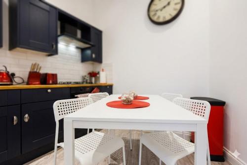 Modern 1-Bed in West Kensington Near Tube - main image