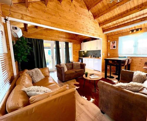New cozy chalet with jacuzzi and home cinema near Amsterdam in Boerhaavewijk