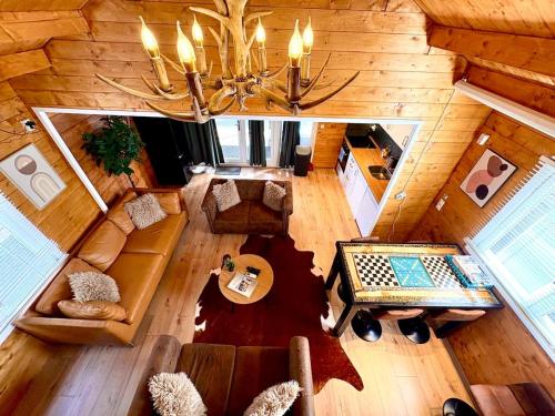 New cozy chalet with jacuzzi and home cinema near Amsterdam in Boerhaavewijk