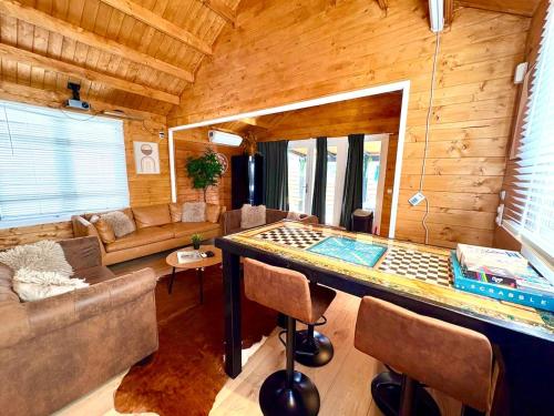New cozy chalet with jacuzzi and home cinema near Amsterdam in Boerhaavewijk