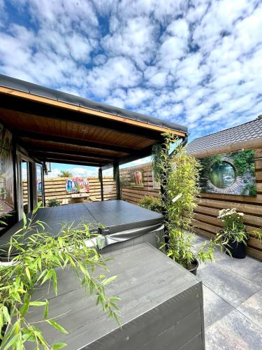 New cozy chalet with jacuzzi and home cinema near Amsterdam in Boerhaavewijk