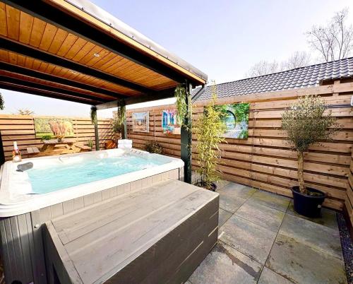 New cozy chalet with jacuzzi and home cinema near Amsterdam in Boerhaavewijk