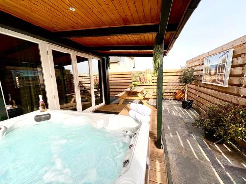 New cozy chalet with jacuzzi and home cinema near Amsterdam in Boerhaavewijk