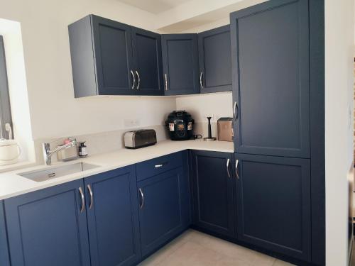 Kitchen, Gite Le Granit des Champs in Chenerailles