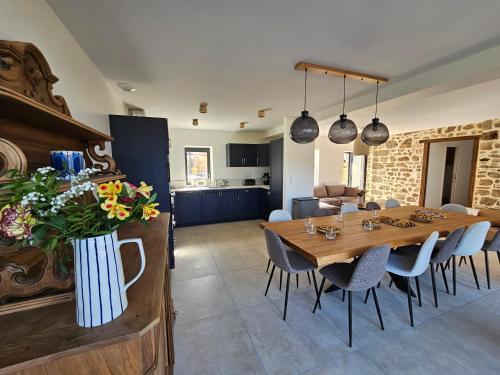 Kitchen, Gite Le Granit des Champs in Chenerailles