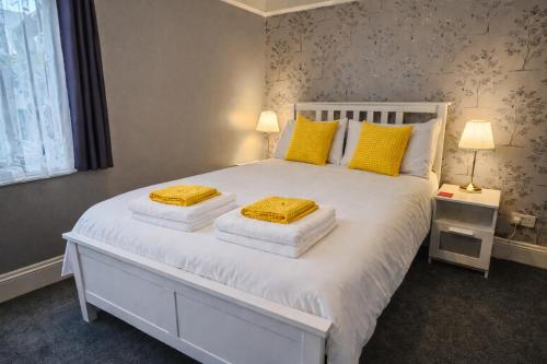 1 double bed, 1 twin bed