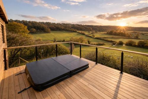 Luxury Shepherds Hut with Hot Tub Valley Views in Riggs Head