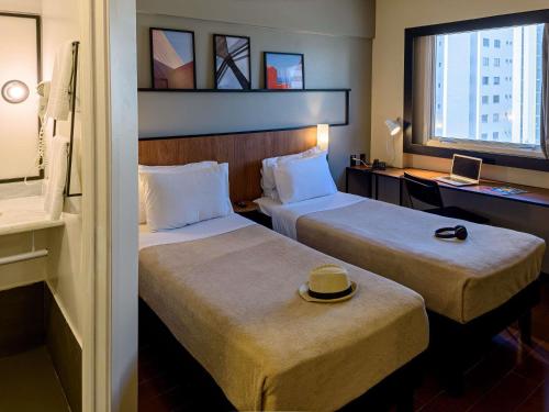 1 double bed, 1 twin bed