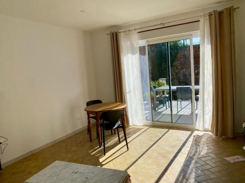 Solesmes, 3 personnes, terrasse, plain-pied in Romeries
