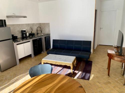 Solesmes, 3 personnes, terrasse, plain-pied in Romeries