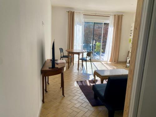 Solesmes, 3 personnes, terrasse, plain-pied in Romeries