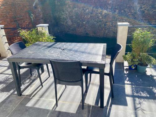 Solesmes, 3 personnes, terrasse, plain-pied in Romeries