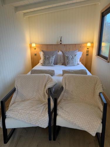 Luxury Shepherds Hut with Hot Tub Valley Views in Riggs Head