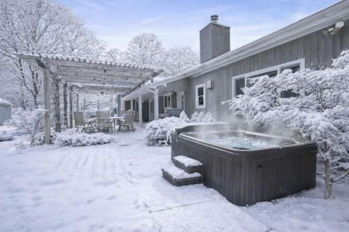 Villa Luz- Cozy Family Home with Jacuzzi year-round & heated pool in summer in 咸頓灣 (NY)