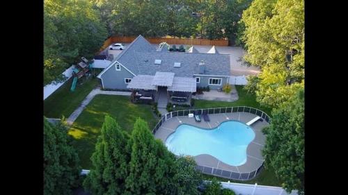 Villa Luz- Cozy Family Home with Jacuzzi year-round & heated pool in summer in 咸頓灣 (NY)