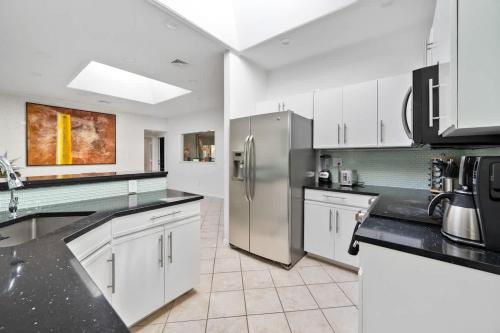 Villa Luz- Cozy Family Home with Jacuzzi year-round & heated pool in summer in 咸頓灣 (NY)