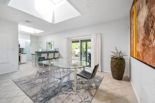 Villa Luz- Cozy Family Home with Jacuzzi year-round & heated pool in summer in 咸頓灣 (NY)