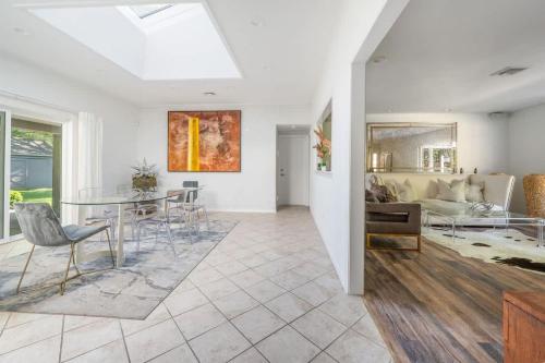 Villa Luz- Cozy Family Home with Jacuzzi year-round & heated pool in summer in 咸頓灣 (NY)
