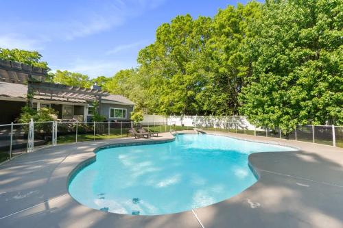 Villa Luz- Cozy Family Home with Jacuzzi year-round & heated pool in summer in 咸頓灣 (NY)