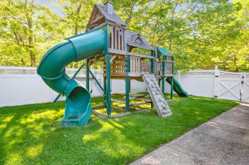 Villa Luz- Cozy Family Home with Jacuzzi year-round & heated pool in summer in 咸頓灣 (NY)