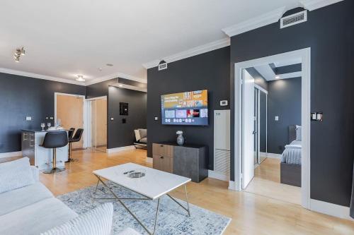 1BR Skyline Stay wiith Stylish Condo Near CN Tower