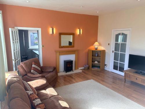 3 Bed Cottage Flat with Parking, Glasgow