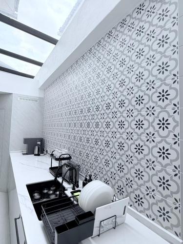 Marble Manor - Elegant Landed house - image 12