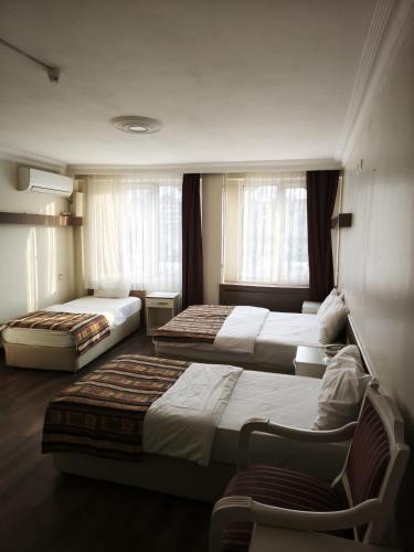 3 twin beds