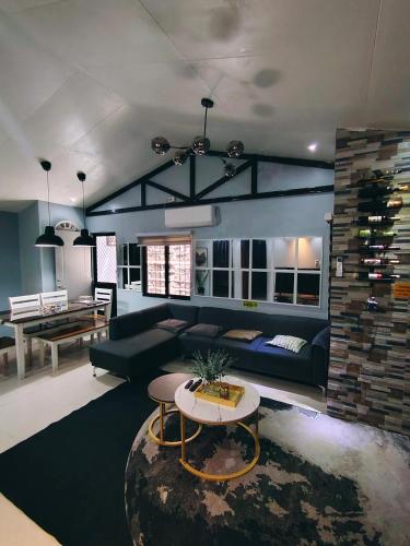 Exterior view of Lax Uno 2 bedroom home with Parking, Wi-Fi, NetFlix and Airconditioned Rooms and Shower Heater
