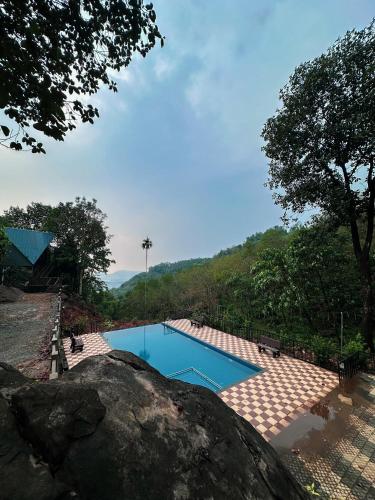 Peldbaseins, Lostcabins in Thusaragiri